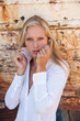 Foto: blonde woman posing in from of shipwreck blonde woman posing in from of shipwreck