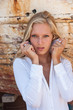 Foto: blonde woman posing in from of shipwreck blonde woman posing in from of shipwreck