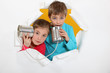 Foto: Brother and sister speaking into tin can Brother and sister speaking into tin can