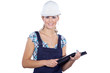 Bau Arbeiterin mit Helm hört freundlich zu