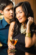 Foto: Man and woman in asia at bar with cocktails Man and woman in asia at bar with cocktails