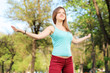Foto: Young female enjoying in the park Young female enjoying in the park