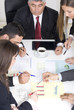 Foto: Businesspeople working together at meeting, discussing document Businesspeople working together at meeting, discussing document