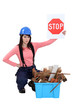 Foto: Female construction worker campaigning against littering. Female construction worker campaigning against littering.