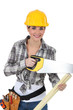 Foto: cute female carpenter using handsaw cute female carpenter using handsaw