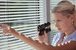 Foto: A spy peering through some blinds A spy peering through some blinds