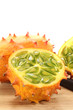 Foto: Kiwano auf einem Brett Kiwano auf einem Brett