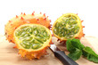 Foto: aufgeschnittene Kiwano auf einem Brett aufgeschnittene Kiwano auf einem Brett