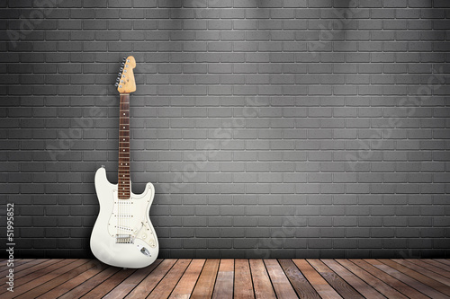 Illustration: Raum mit Holzboden, Ziegelwand und E-Gitarre weiß Raum mit Holzboden, Ziegelwand und E-Gitarre weiß
