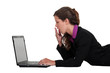 Foto: Woman yawning in front of a computer Woman yawning in front of a computer