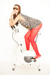 sportliche junge Frau mit Trimmrad
