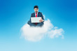 Geschäftsmann mit Laptop auf einer Wolke cloud-computing