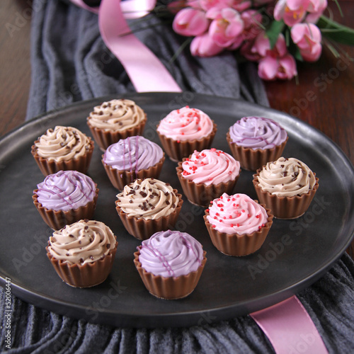Photo: teller mit pralinen in cupcake-form teller mit pralinen in cupcake-form