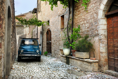 Zabytkowy samochód w uliczce, Spello, Włochy