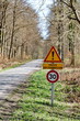 Foto: trous en formation, panneau sur route de forêt trous en formation, panneau sur route de forêt