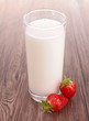 Foto: glass of milk and strawberry glass of milk and strawberry
