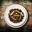 Foto: risotto agli asparagi e nero di seppia su fondo legno risotto agli asparagi e nero di seppia su fondo legno
