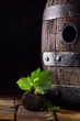 Foto: Old oak wine barrel with vine leaves Old oak wine barrel with vine leaves