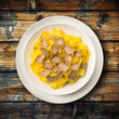 Foto: tagliatelle al tartufo bianco su fondo di legno tagliatelle al tartufo bianco su fondo di legno