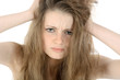 Jugendliche rauft sich die Haare