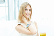 Foto: Young woman in cafe Young woman in cafe