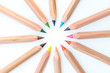 bunte Farbstifte im Kreis