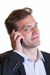 Junger Mann freut sich am Telefon