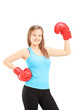 Foto: Smiling female athlete wearing red boxing gloves and posing Smiling female athlete wearing red boxing gloves and posing