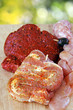 holzbrett mit grillfleisch
