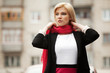 Foto: Young woman walking on the city street Young woman walking on the city street