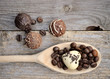 Kochlöffel mit Pralinen und Kaffeebohnen