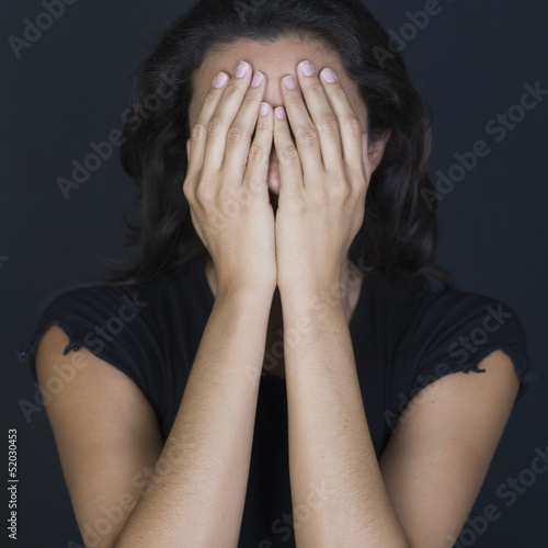 Photo: Frau versteckt sich Frau versteckt sich
