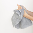 Hände mit einem Handtuch trocknen