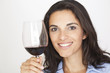 Frau macht Werbung für Rotwein