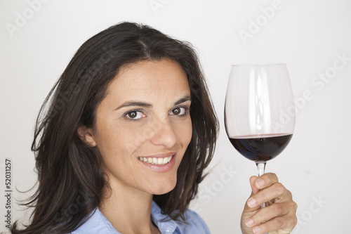 Photo: Model zeigt Weinglas mit Rotwein Model zeigt Weinglas mit Rotwein