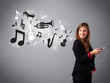 Foto: Beautiful young woman singing and listening to music with musica Beautiful young woman singing and listening to music with musica