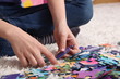 Hände beim puzzlen