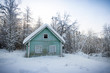 Holzhaus in verscheintem russischen Wald