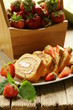 Foto: roulade cake with cream and strawberries roulade cake with cream and strawberries