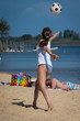 Photo: jouer au ballon sur la plage jouer au ballon sur la plage
