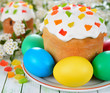 Foto: Easter cake and eggs on a white table Easter cake and eggs on a white table