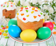Foto: Easter cake and eggs on a white table Easter cake and eggs on a white table