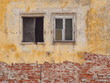 Renovierungsbedürftige Hausfassade