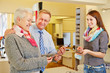 Foto: Senior couple buying new glasses at optician Senior couple buying new glasses at optician