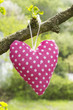 pinkfarbenes Stoffherz  an Ast