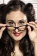 Mujer joven con gafas y peinado retro