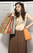 Mujer con bolsas de la compra