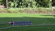 Rasensprenger in einem städtischen Garten