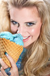 Junge Frau schleckt blaues Eis mit Nase im Sommer