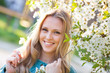 Detaily fotografie Woman near blossom tree